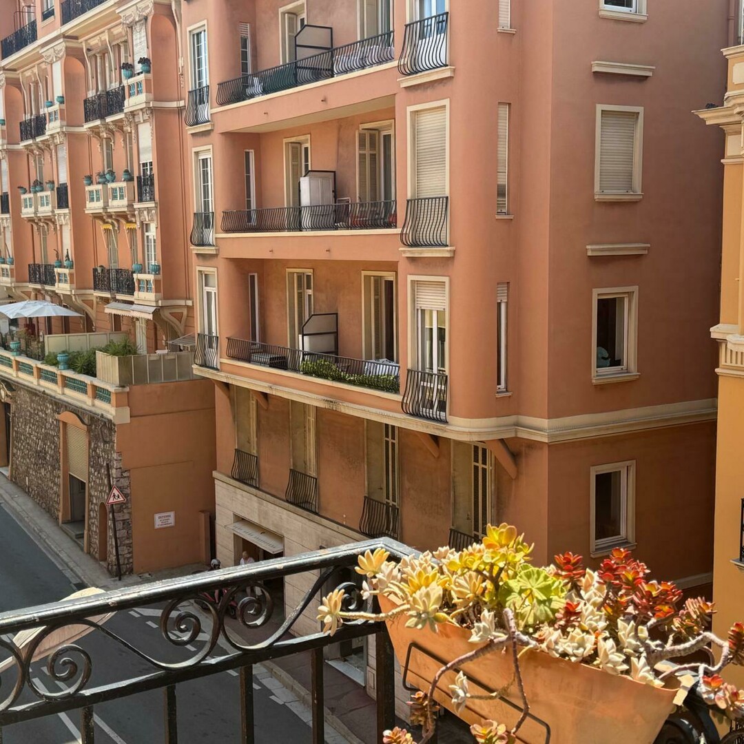 MONEGHETTI / SPACIOUS 3 ROOM APARTMENT TO RENOVATE / BALCONY - Properties for sale in Monaco