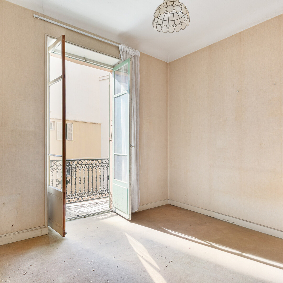 For Sale – 2-Bedroom Apartment to Renovate – Condamine District, Monaco - Properties for sale in Monaco