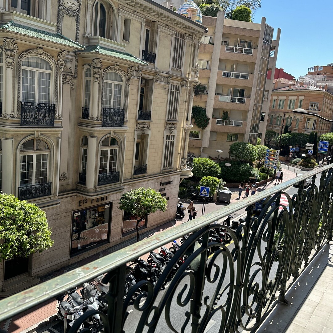 Spacious 2/3-bedroom with generous volumes and potential - Properties for sale in Monaco