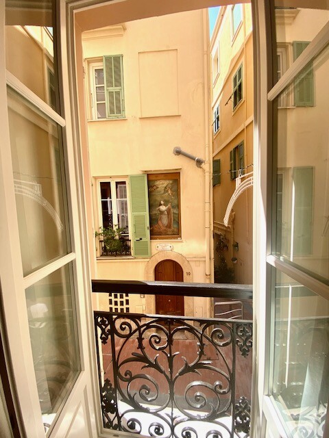 IN THE OLD TOWN CHARMING 2 BEDROOM APARTMENT RENOVATED - Properties for sale in Monaco