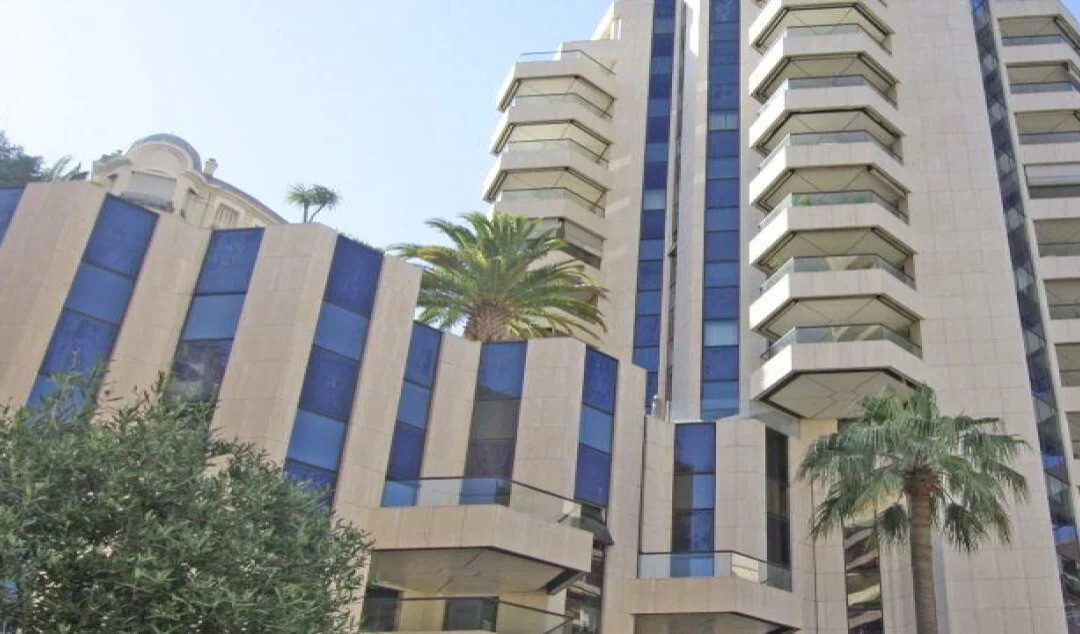 BEAUTIFUL GOLDEN SQUARE DESKS - Properties for sale in Monaco