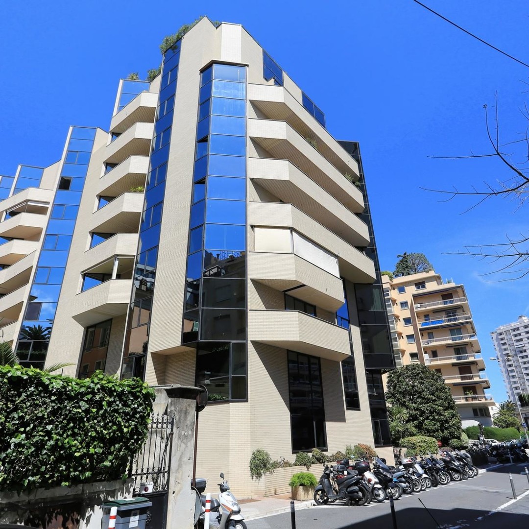 LUXURIOUSLY FURNISHED MIXED-USED APARTMENT
