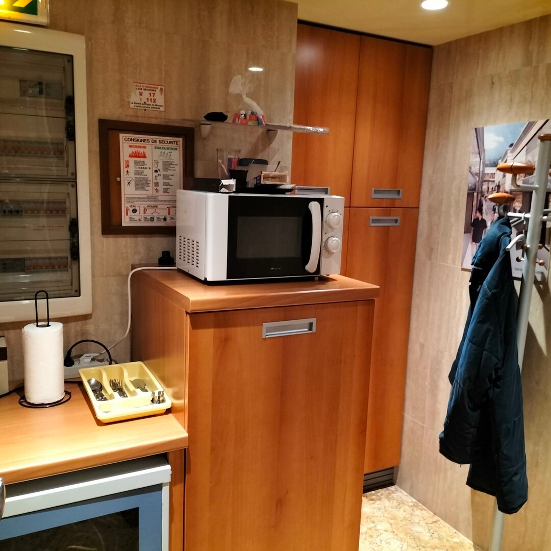 Large office, 5 work areas
