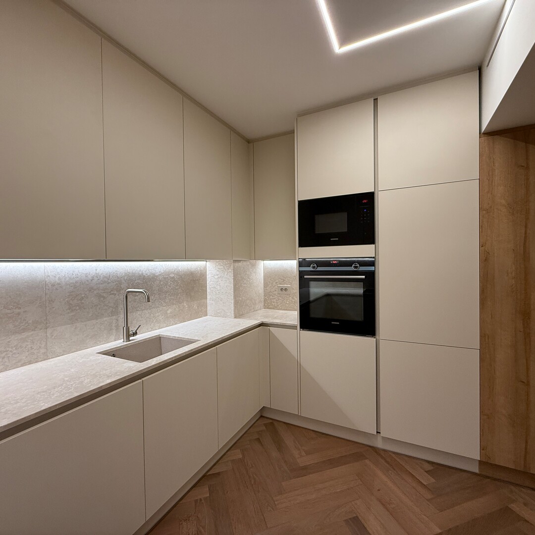 La Condamine - renovated 3 room apartment with parking and mixed use