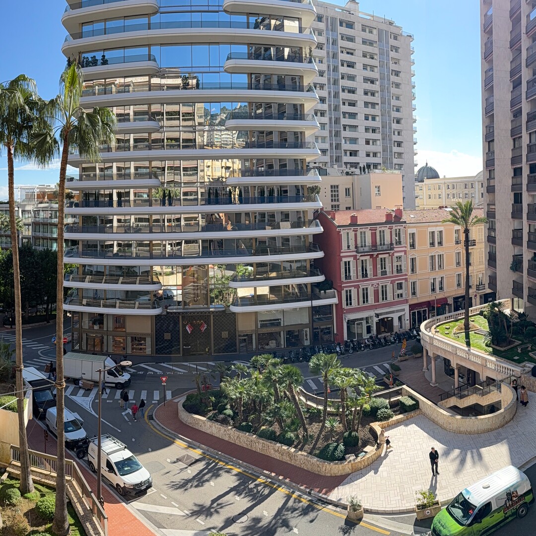 Large 2-room apartment in the Golden Square