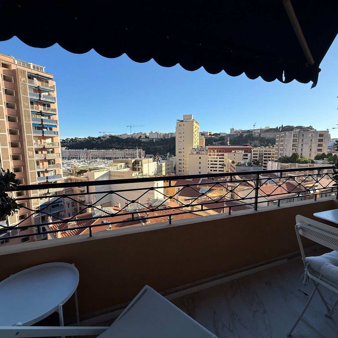 Elegant renovated 2-room apartment in a bourgeois building