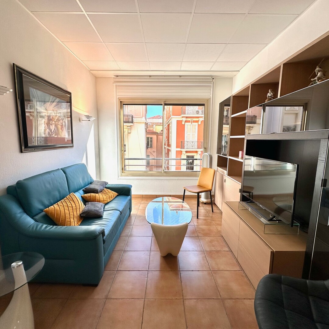 Condamine : Bright apartment with balconies and cellar