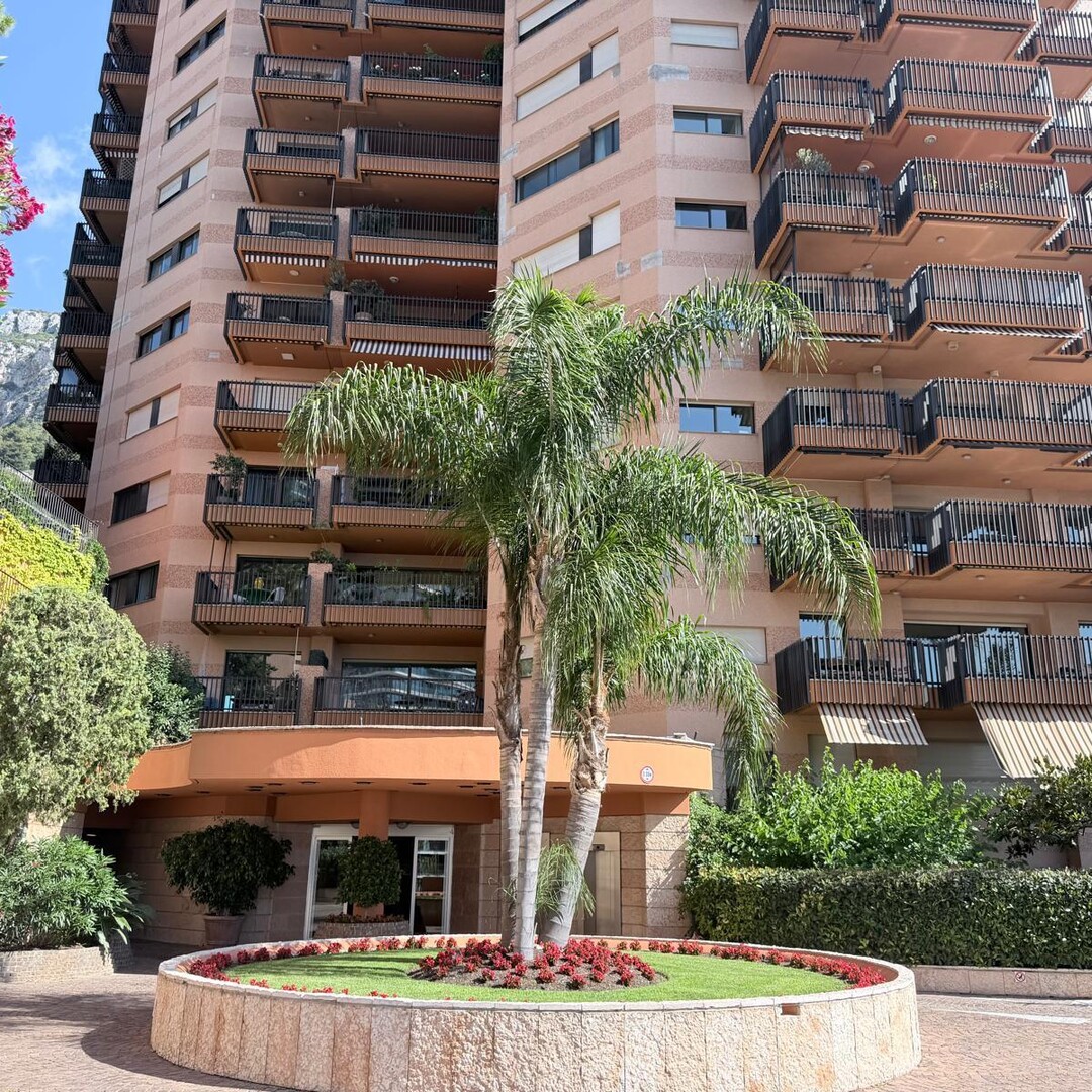 PARC SAINT ROMAN – ELEGANT STUDIO APARTMENT