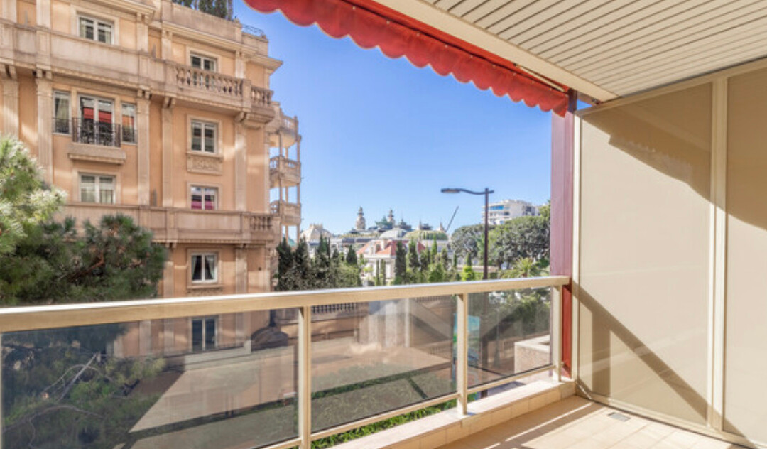 CARRÉ D'OR / PRESTIGIOUS BUILDING / PARKING AND CELLAR