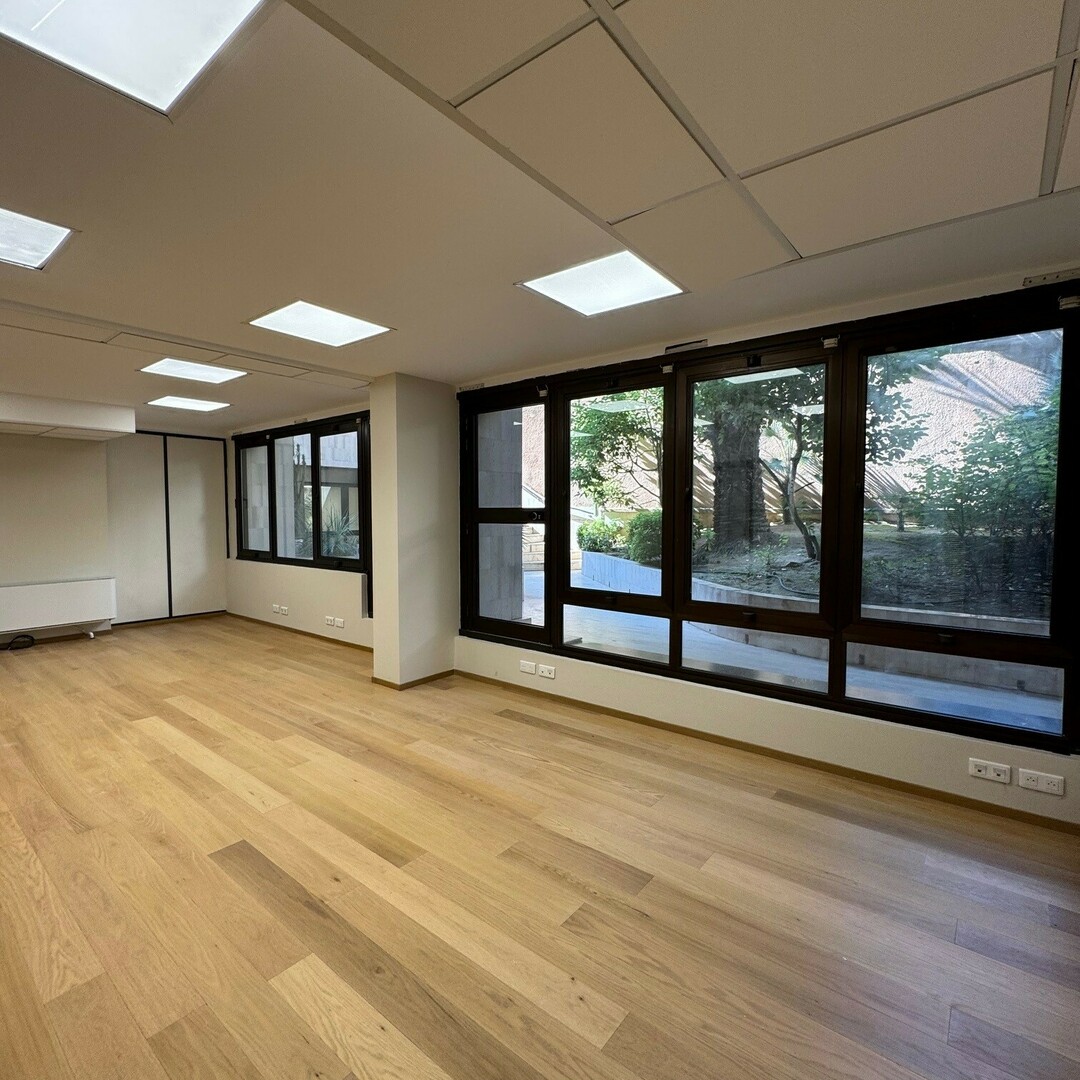 Renovated office for sale Carré d'Or in luxury building with independent access