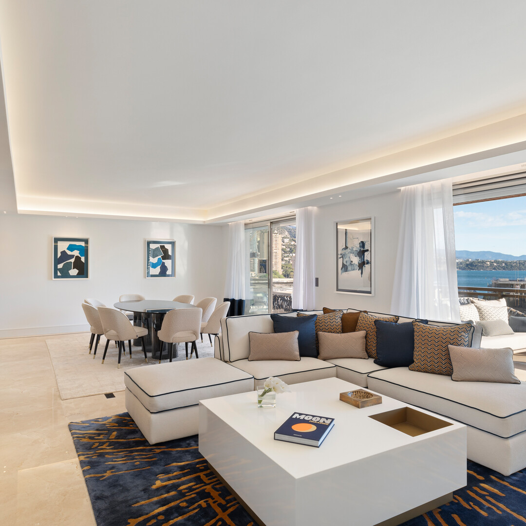 Sale renovated 4 room apartment Monaco Larvotto