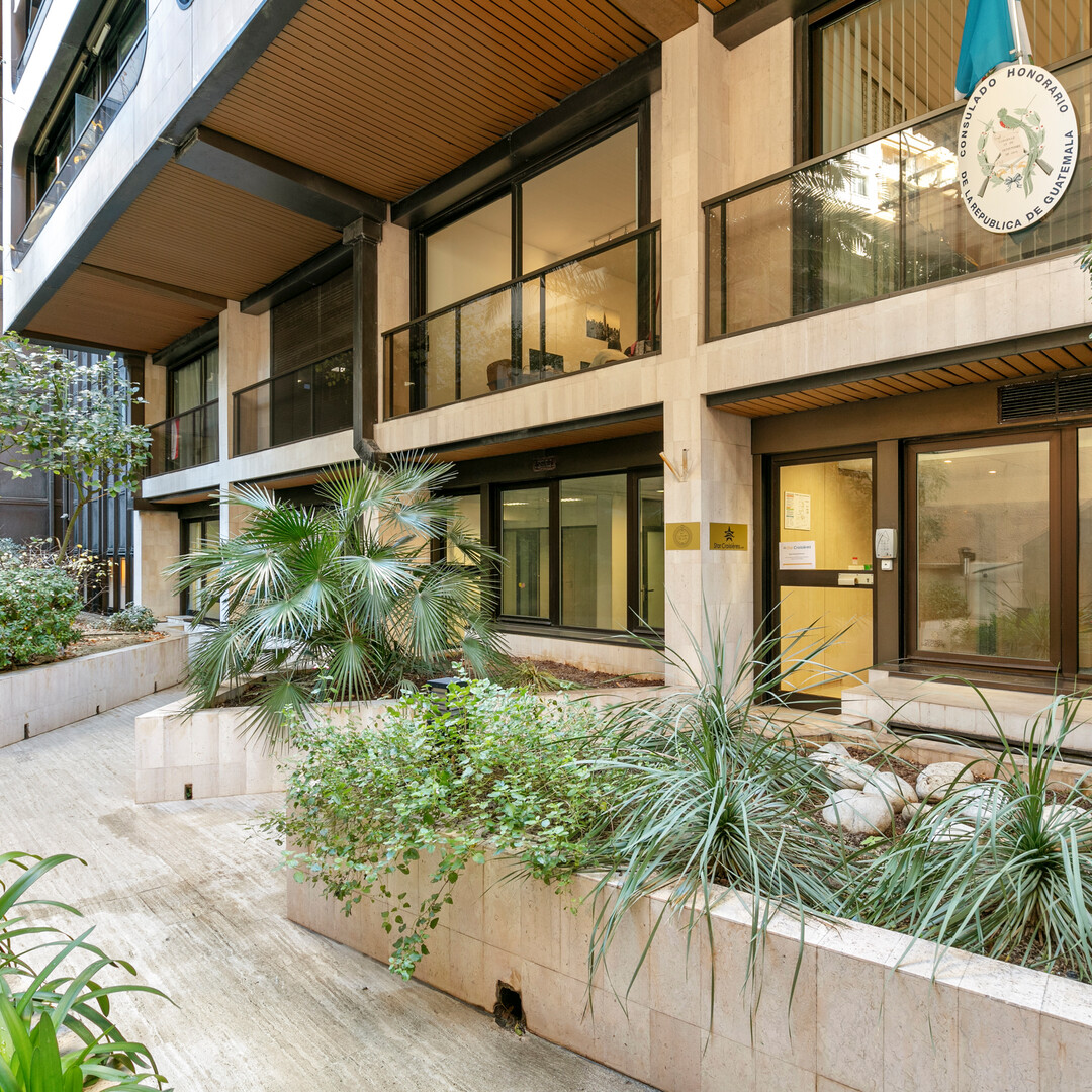 Renovated office for sale Carré d'Or in luxury building with independent access