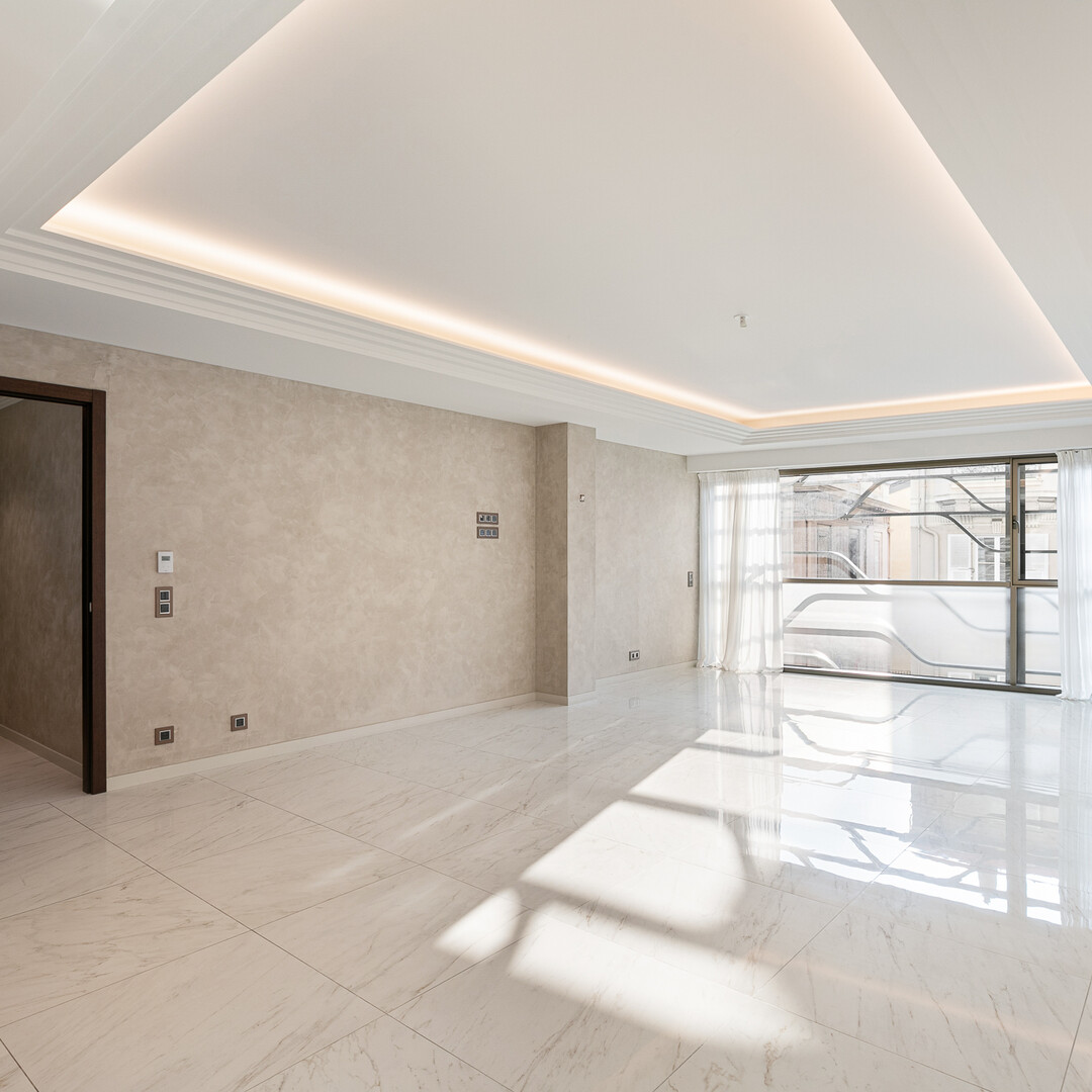 Sale large apartment Condamine area - bright