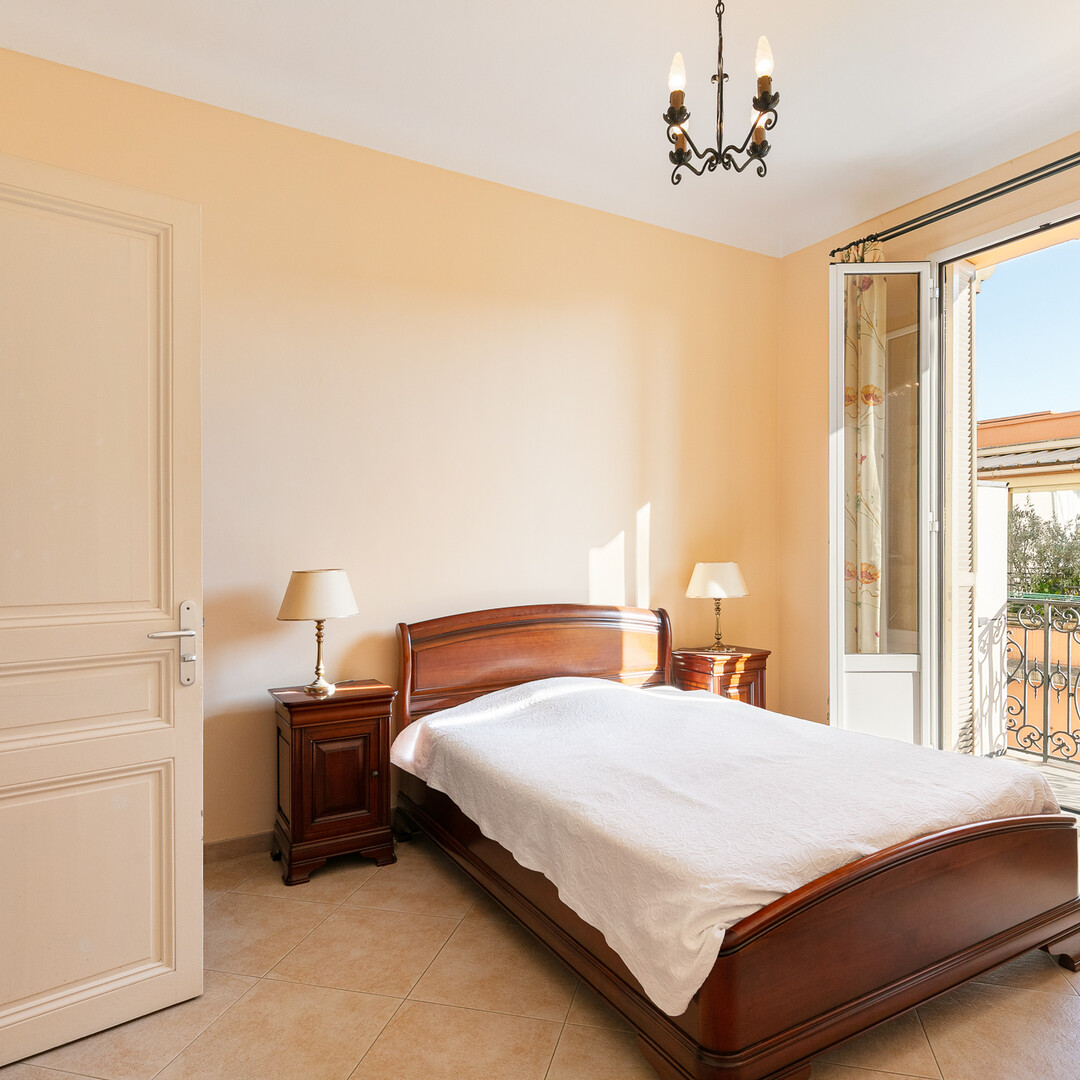 Bright 4-room apart with balconies for sale  – bourgeois building under law 1235