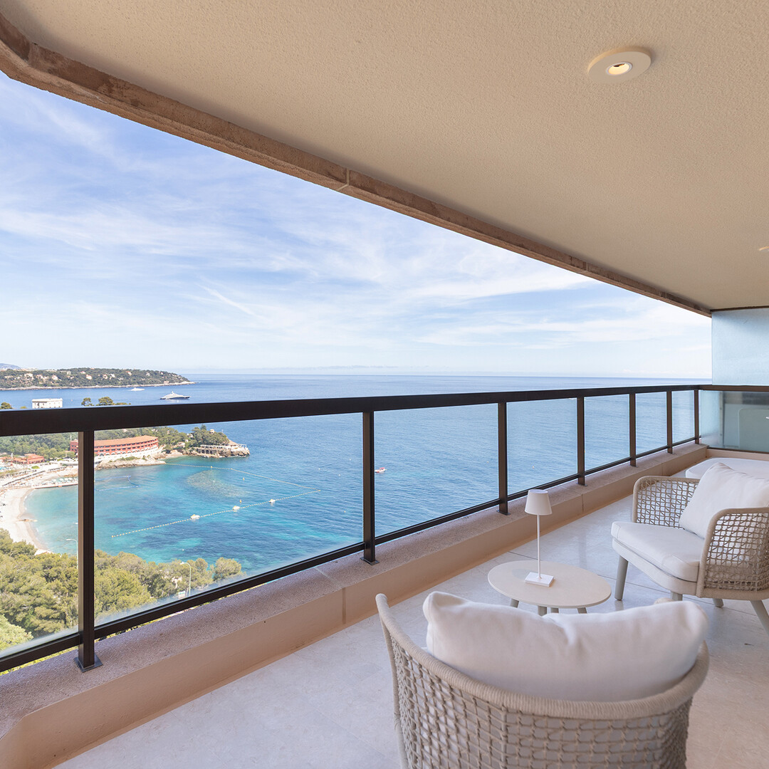 Sole Agent : Luxuriously furnished 2-bedroom apartment near Larvotto Beach