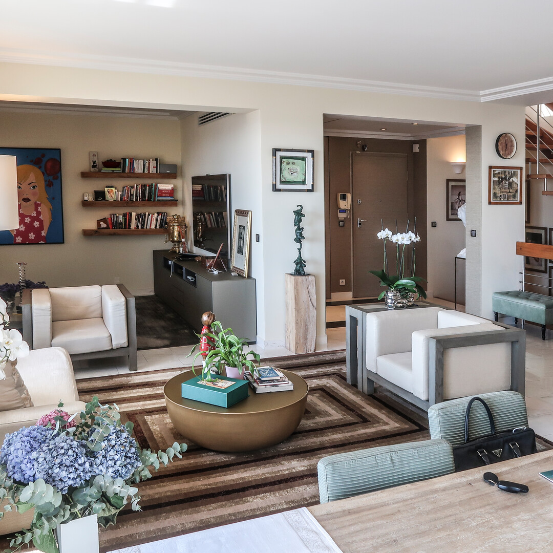 MAGNIFICENT TRIPLEX PENTHOUSE WITH PANORAMIC HARBOUR VIEW
