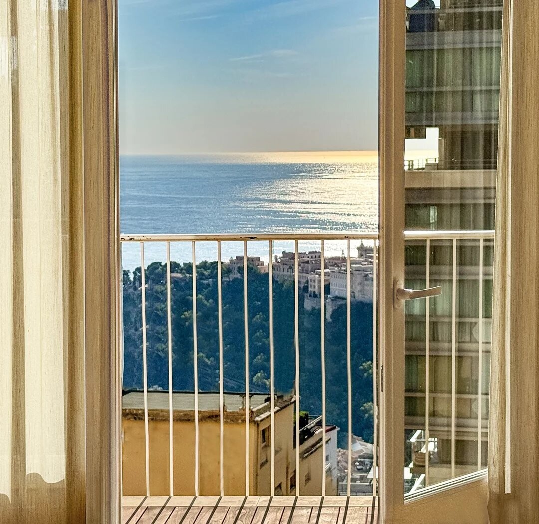 BERMUDA - BEAUTIFUL BRIGHT 2 BEDROOM APARTMENT WITH PARKING