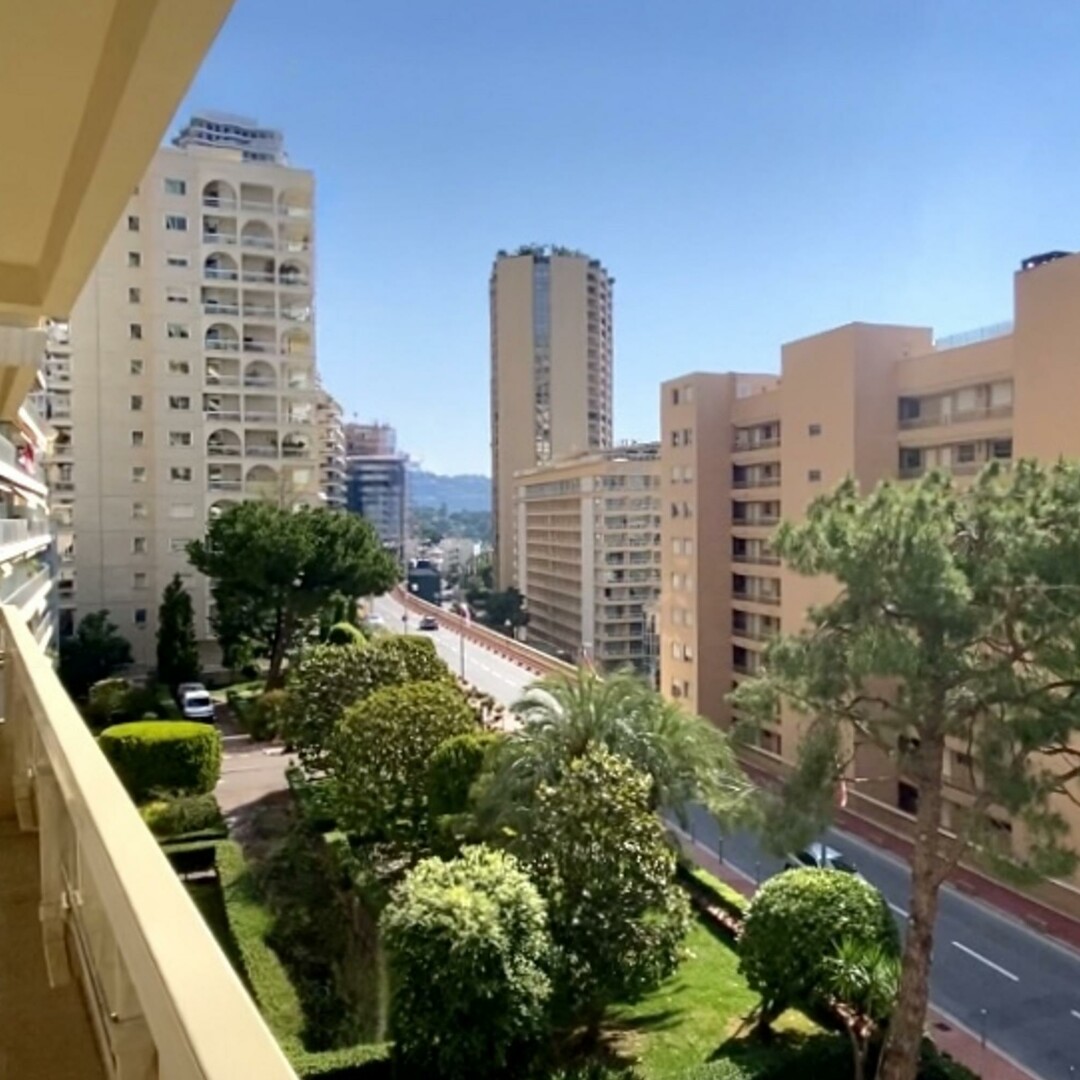 Modern and central 1-bedroom | Parking space, concierge