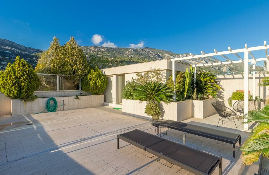 Two large apartments to be joined in Jardin Exotique District