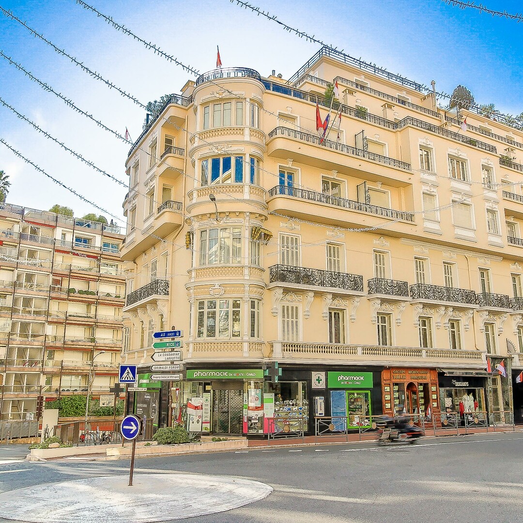 Luxuriously renovated 3-bedroom apartment | Golden square