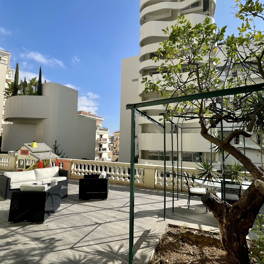 Spacious apartment with a large terrace/garden - Sole Agent