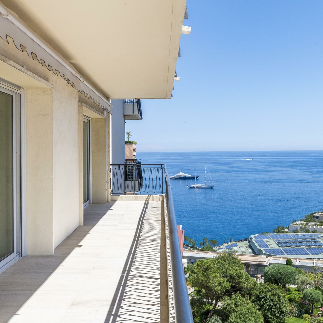 Central and renovated 2-bedroom apartment | Sea and principality views | Sole agent