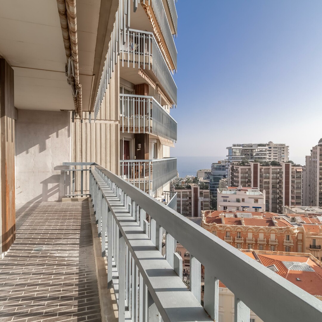 Golden Square | Renovated 2-bedroom apartment with views