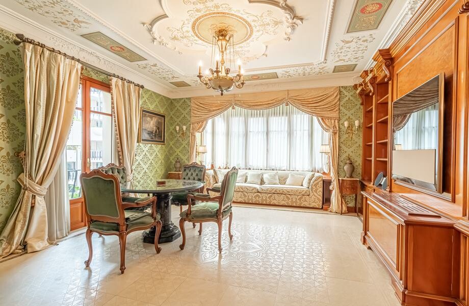 Bourgeois apartment in Golden Square