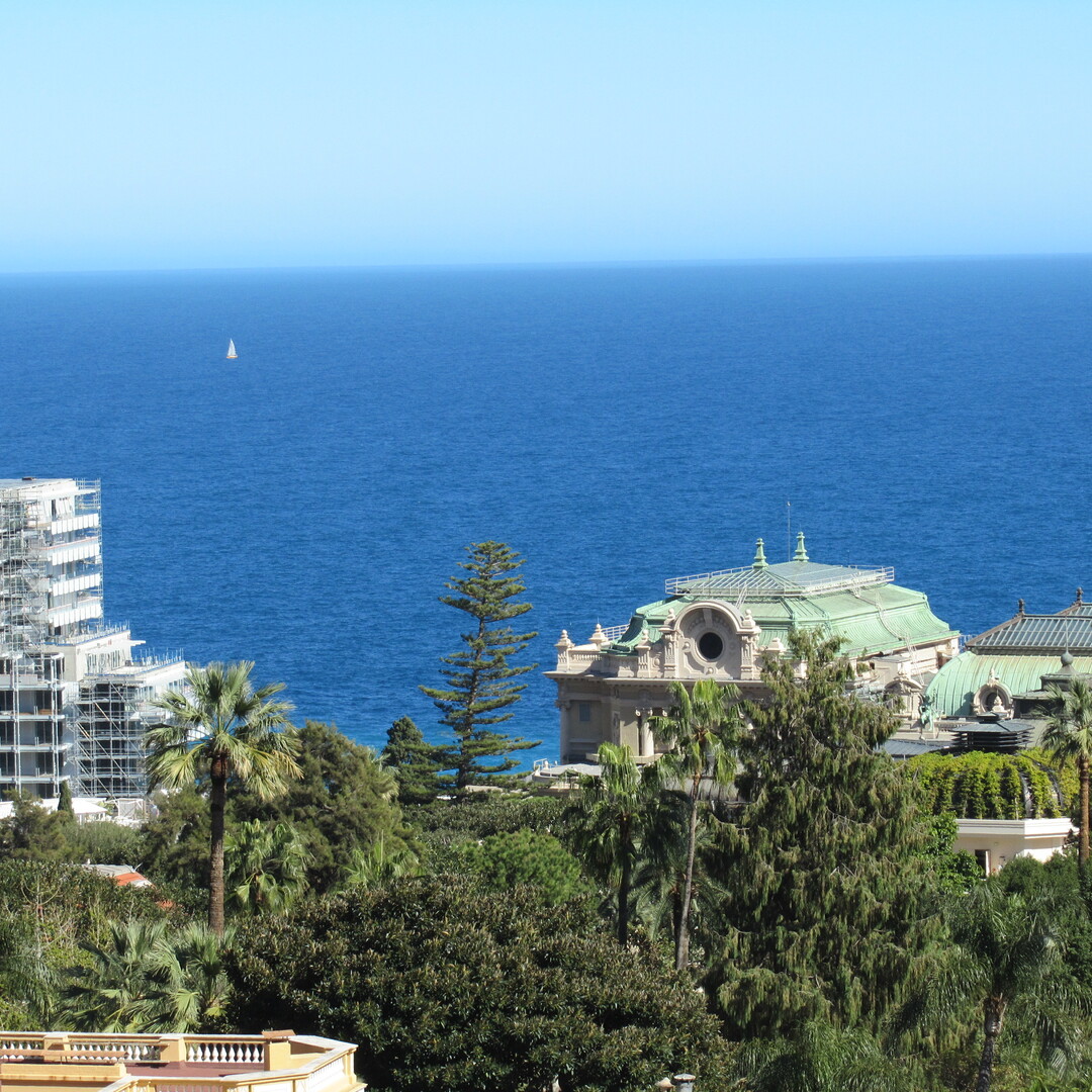 IN THE HEART OF MONTE-CARLO - MAGNIFICENT 4 ROOM APARTMENT AT THE RIVIERA PALACE