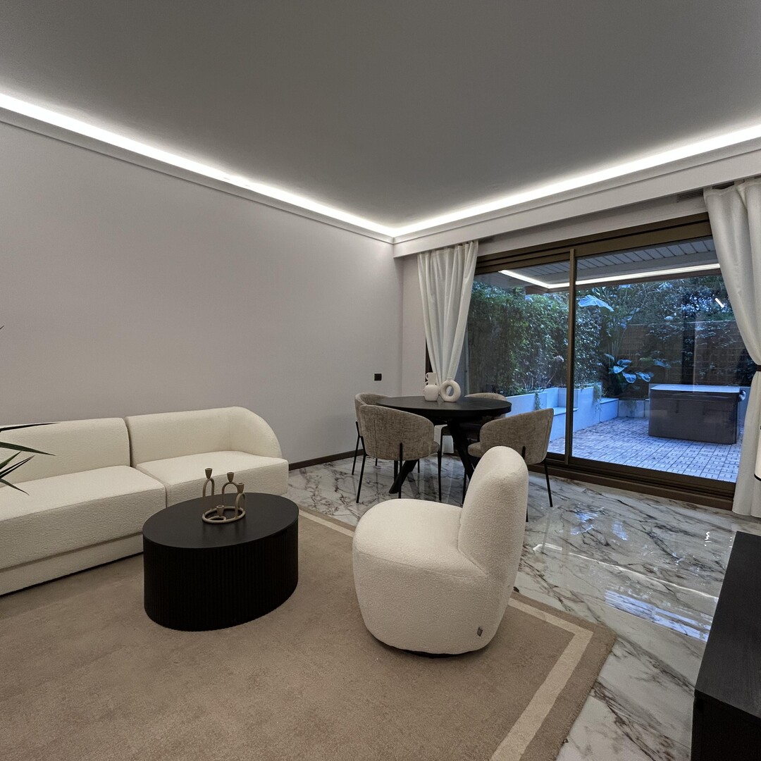 Carré d’Or — Fully renovated 1-bedroom with solid return