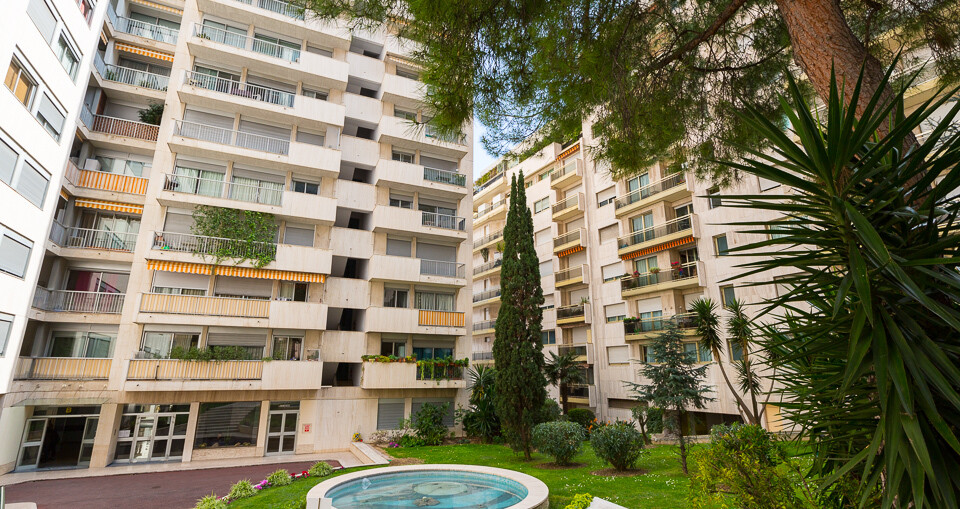 CHATEAU D'AZUR - La Rousse/Saint Roman - Parking