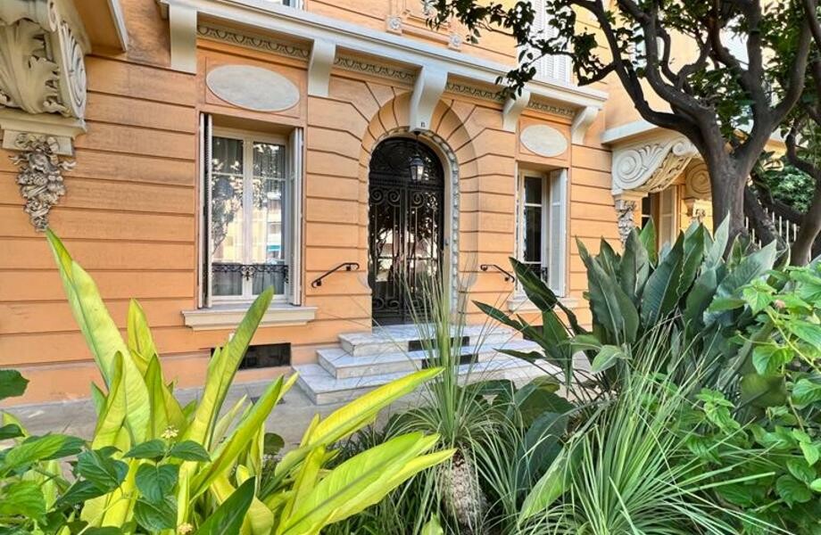 DUPLEX/PENTHOUSE IN A BELLE EPOQUE BUILDING ON THE PORT