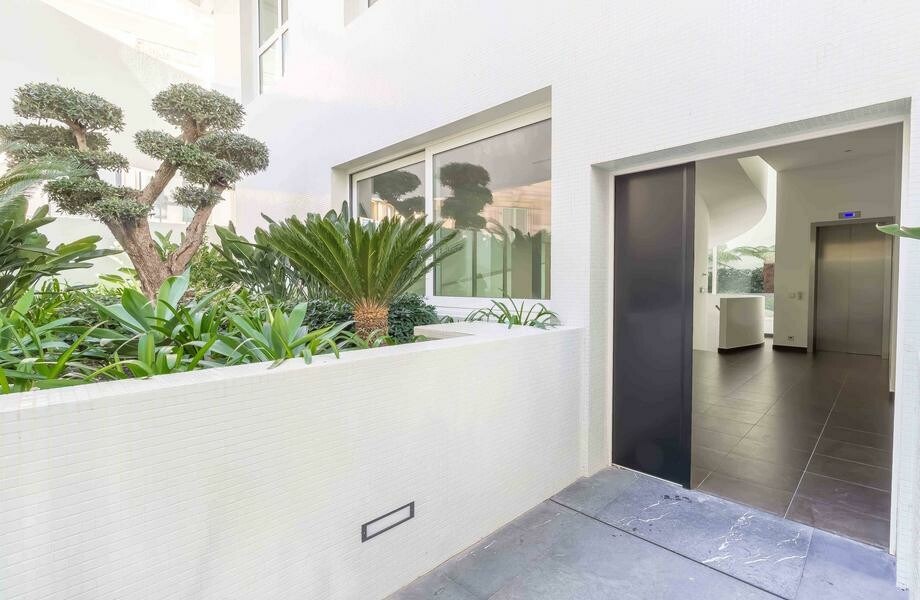 30.700 €/M² -CONTEMPORARY VILLA FOR OFFICES USE