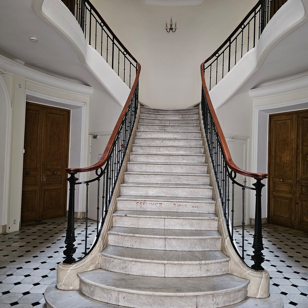 A STONE'S THROW FROM THE CARRÉ D'OR - IDEAL PIED-À-TERRE