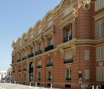 A stone's throw from the Carré d'Or