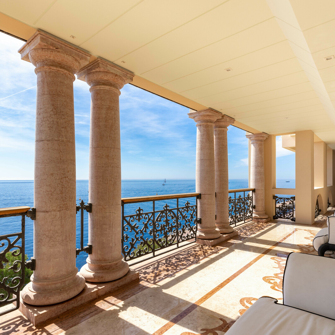 ENTIRE FLOOR FACING THE SEA