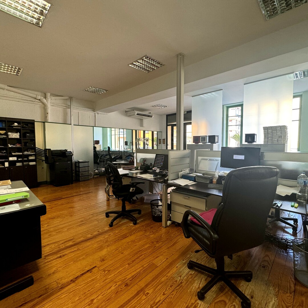 VERY BRIGHT ROOM