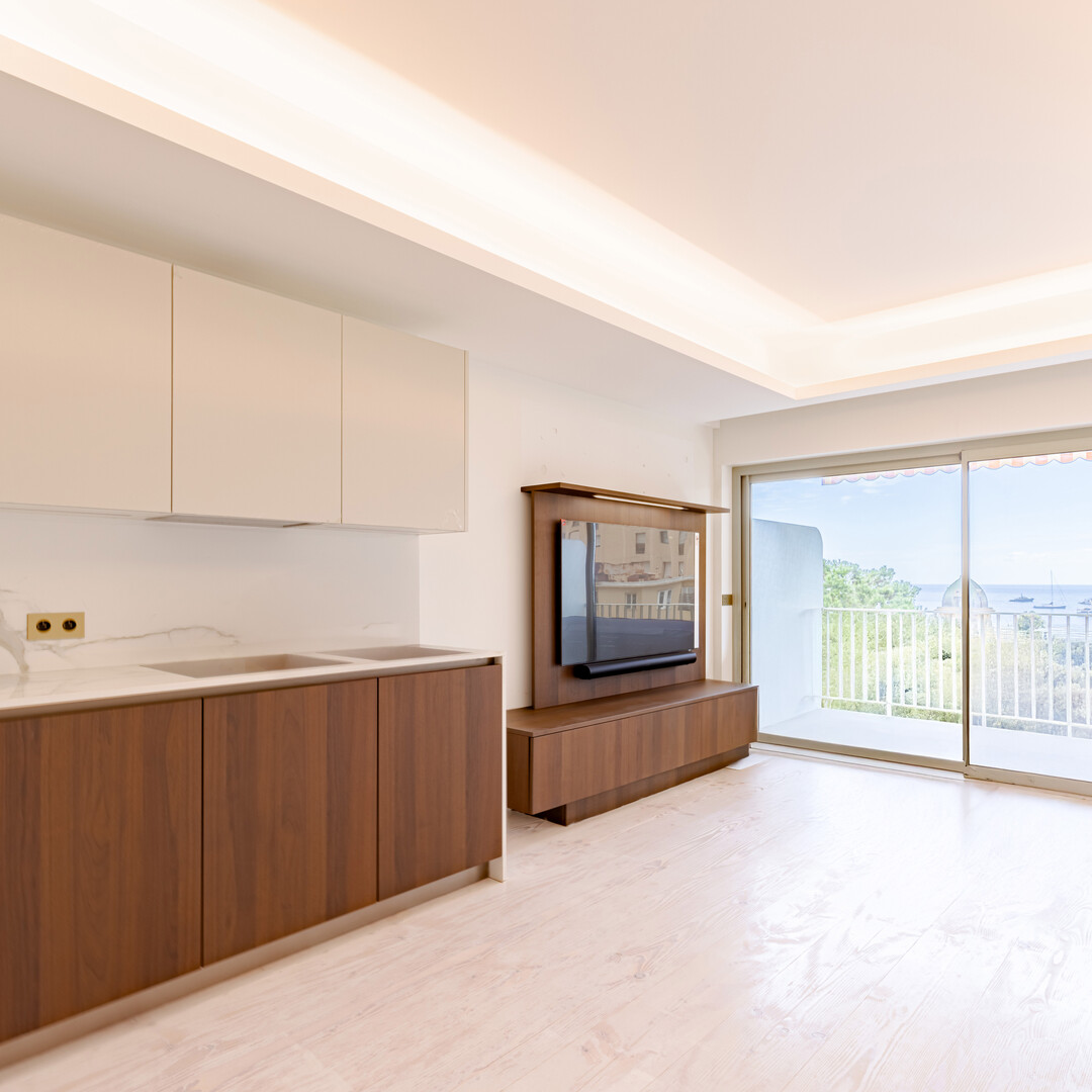 BEAUTIFUL RENOVATED THREE-ROOM APARTMENT