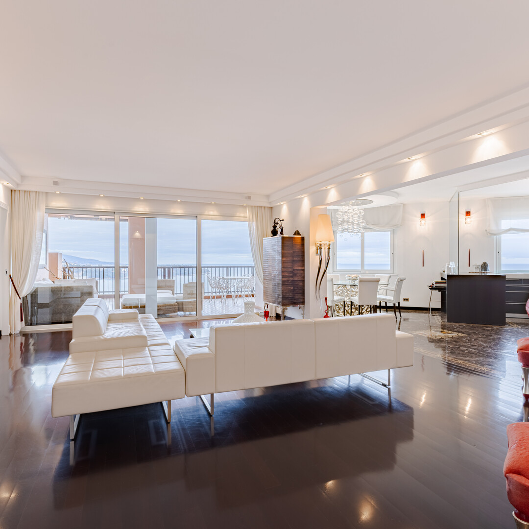 SPACIOUS FOUR-BEDROOM WITH SEA VIEW