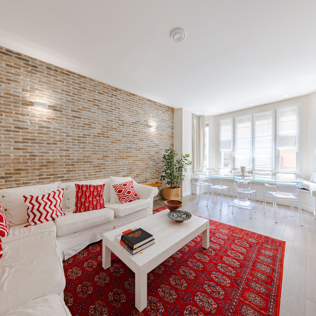 4 ROOM CENTRAL RENOVATED