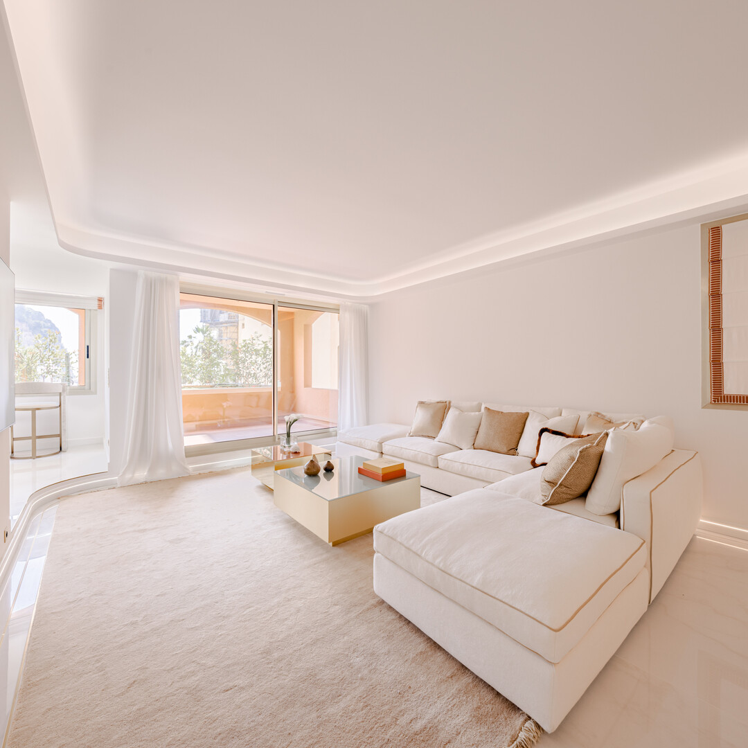 TASTEFULLY RENOVATED 3-BEDROOM APARTMENT