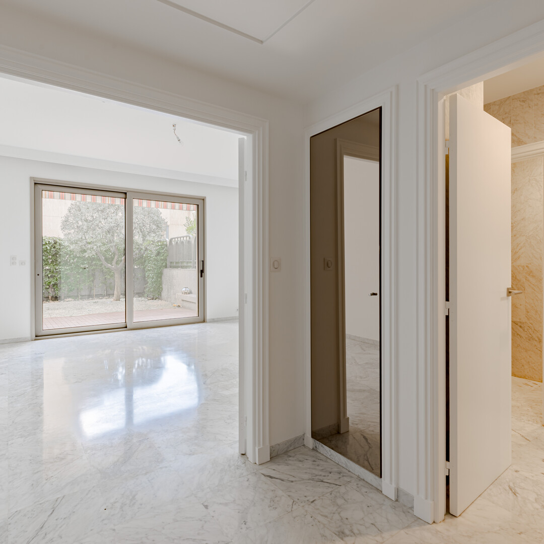 LARGE ONE-BEDROOM APARTMENT WITH GARDEN