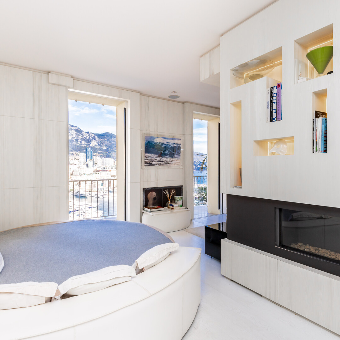 SPACIOUS LOFT WITH PORT HERCULE VIEW