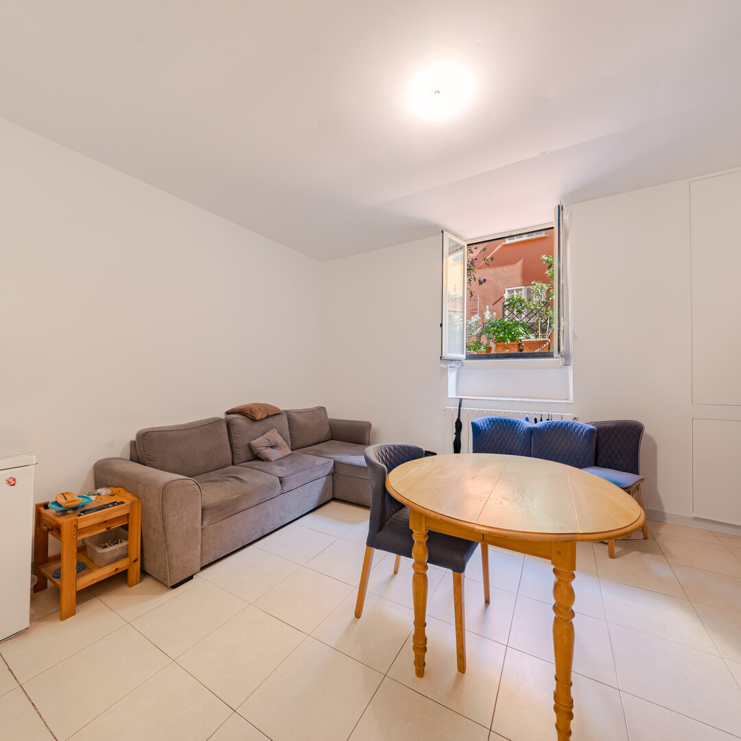 GREAT OPPORTUNITY 2 BEDROOM NEAR THE CENTER