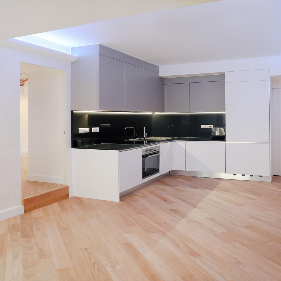 CHARMING 2-BEDROOM APARTMENT RENOVATED