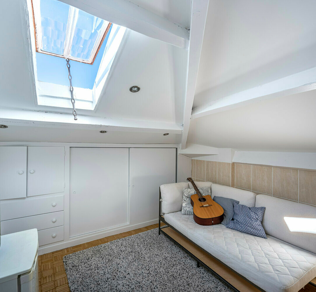 2 ROOMS UNDER THE ROOF