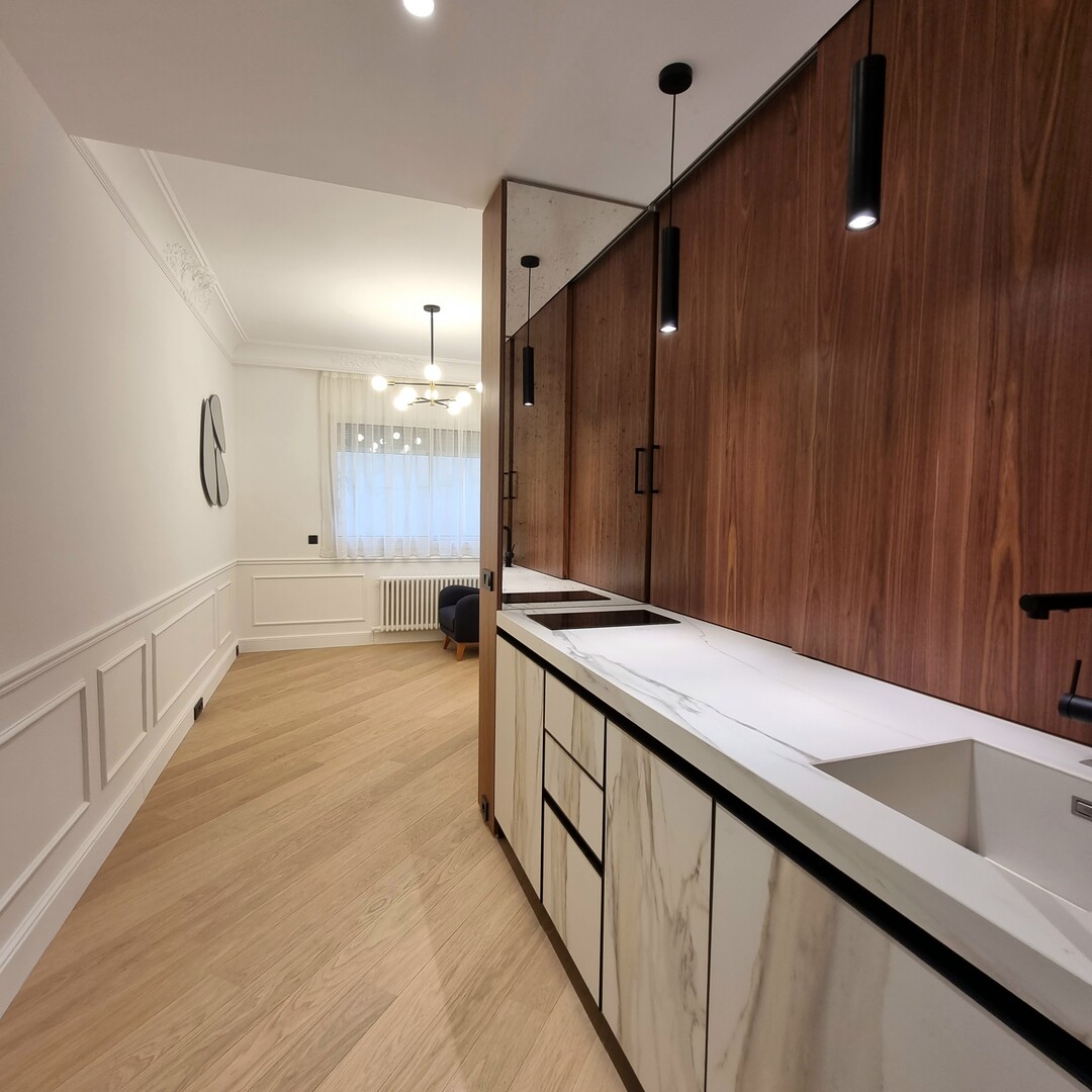 STUDIO - CONTINENTAL - EXQUISITELY RENOVATED