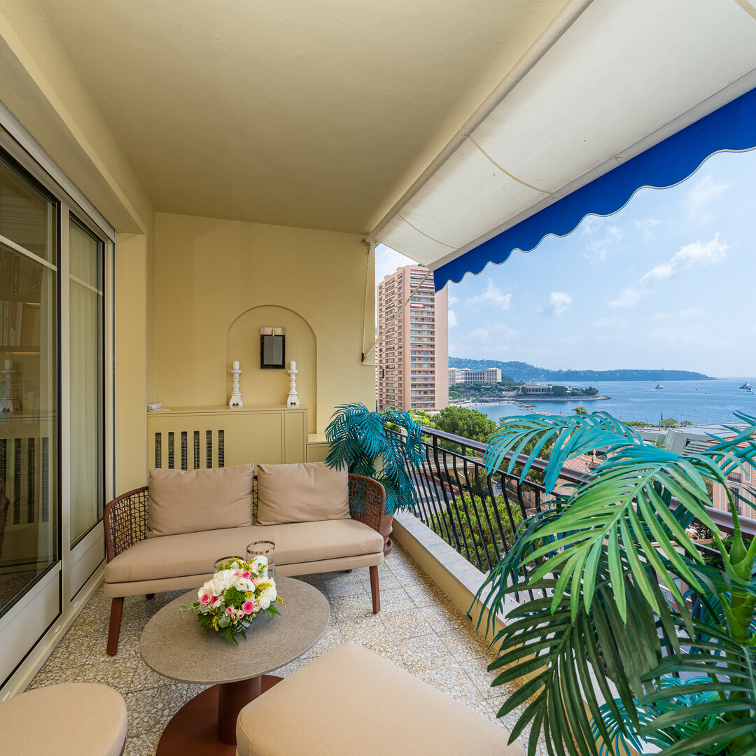 Luxuriously Renovated Apartment With Sea View