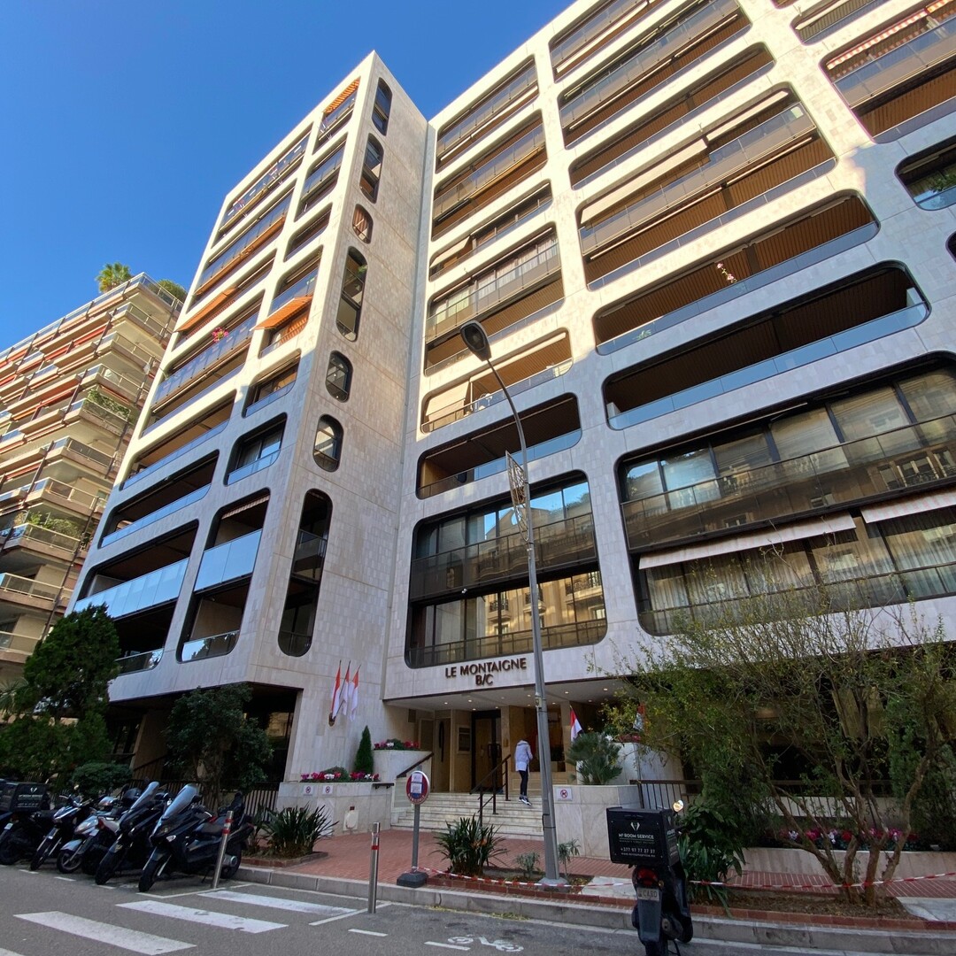 EXCLUSIVE - PARKING - MONTAIGNE B/C